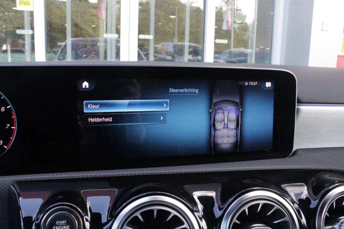 Mercedes-Benz A-Klasse Mercedes-Benz A-klasse 220 190PK AUTOMAAT BUSINESS SOLUTION AMG | PANORAMA SCHUIF/KANTEL DAK | SFEER VERLICHTING VOOR + ACHTER | STOEL VERWARMING OP BEIDE VOORSTOELEN | MULTIBEAM LED KOPLAMPEN | ACHTERUITRIJ CAMERA | APPLE CARPLAY/ANDROID AUTO | NAVIGATIE | CRUISE CONTROL | NIGHT PAKKET | VERKEERSLICHTEN WEERGAVE | 17″ LICHTMETALEN VELGEN AMG | HEMELBEKLEDING ZWART | MBUX MULTIMEDIA SYSTEEM | SPORTSTOELEN | PARKEERSENSOREN VOOR + ACHTER | DRAADLOZE TELEFOONLADER |