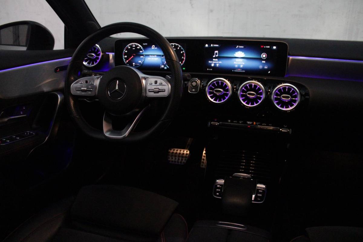 Mercedes-Benz A-Klasse Mercedes-Benz A-klasse 220 190PK AUTOMAAT BUSINESS SOLUTION AMG | PANORAMA SCHUIF/KANTEL DAK | SFEER VERLICHTING VOOR + ACHTER | STOEL VERWARMING OP BEIDE VOORSTOELEN | MULTIBEAM LED KOPLAMPEN | ACHTERUITRIJ CAMERA | APPLE CARPLAY/ANDROID AUTO | NAVIGATIE | CRUISE CONTROL | NIGHT PAKKET | VERKEERSLICHTEN WEERGAVE | 17″ LICHTMETALEN VELGEN AMG | HEMELBEKLEDING ZWART | MBUX MULTIMEDIA SYSTEEM | SPORTSTOELEN | PARKEERSENSOREN VOOR + ACHTER | DRAADLOZE TELEFOONLADER |
