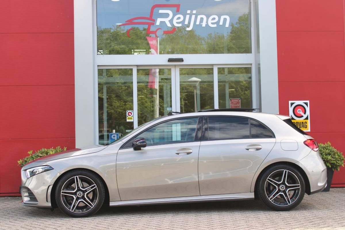 Mercedes-Benz A-Klasse Mercedes-Benz A-klasse 220 190PK AUTOMAAT BUSINESS SOLUTION AMG | PANORAMA SCHUIF/KANTEL DAK | SFEER VERLICHTING VOOR + ACHTER | STOEL VERWARMING OP BEIDE VOORSTOELEN | MULTIBEAM LED KOPLAMPEN | ACHTERUITRIJ CAMERA | APPLE CARPLAY/ANDROID AUTO | NAVIGATIE | CRUISE CONTROL | NIGHT PAKKET | VERKEERSLICHTEN WEERGAVE | 17″ LICHTMETALEN VELGEN AMG | HEMELBEKLEDING ZWART | MBUX MULTIMEDIA SYSTEEM | SPORTSTOELEN | PARKEERSENSOREN VOOR + ACHTER | DRAADLOZE TELEFOONLADER |