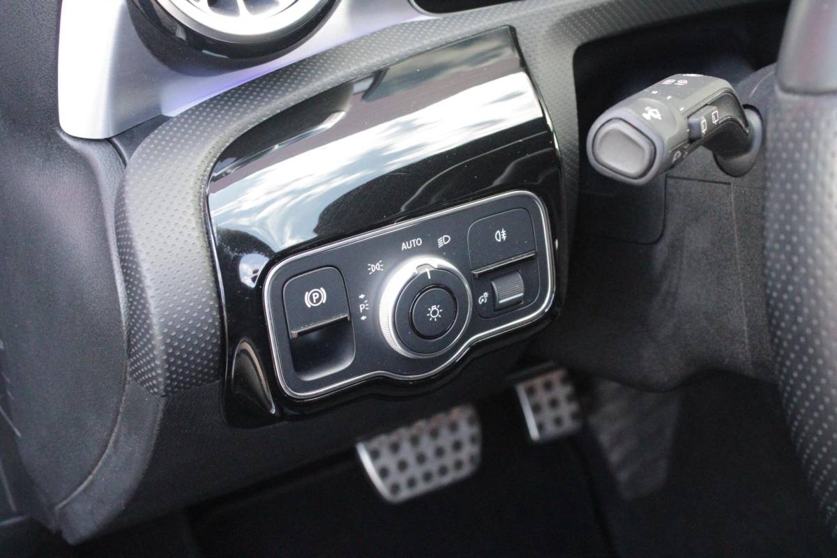 Mercedes-Benz A-Klasse Mercedes-Benz A-klasse 220 190PK AUTOMAAT BUSINESS SOLUTION AMG | PANORAMA SCHUIF/KANTEL DAK | SFEER VERLICHTING VOOR + ACHTER | STOEL VERWARMING OP BEIDE VOORSTOELEN | MULTIBEAM LED KOPLAMPEN | ACHTERUITRIJ CAMERA | APPLE CARPLAY/ANDROID AUTO | NAVIGATIE | CRUISE CONTROL | NIGHT PAKKET | VERKEERSLICHTEN WEERGAVE | 17″ LICHTMETALEN VELGEN AMG | HEMELBEKLEDING ZWART | MBUX MULTIMEDIA SYSTEEM | SPORTSTOELEN | PARKEERSENSOREN VOOR + ACHTER | DRAADLOZE TELEFOONLADER |