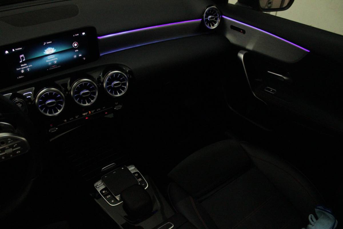 Mercedes-Benz A-Klasse Mercedes-Benz A-klasse 220 190PK AUTOMAAT BUSINESS SOLUTION AMG | PANORAMA SCHUIF/KANTEL DAK | SFEER VERLICHTING VOOR + ACHTER | STOEL VERWARMING OP BEIDE VOORSTOELEN | MULTIBEAM LED KOPLAMPEN | ACHTERUITRIJ CAMERA | APPLE CARPLAY/ANDROID AUTO | NAVIGATIE | CRUISE CONTROL | NIGHT PAKKET | VERKEERSLICHTEN WEERGAVE | 17″ LICHTMETALEN VELGEN AMG | HEMELBEKLEDING ZWART | MBUX MULTIMEDIA SYSTEEM | SPORTSTOELEN | PARKEERSENSOREN VOOR + ACHTER | DRAADLOZE TELEFOONLADER |
