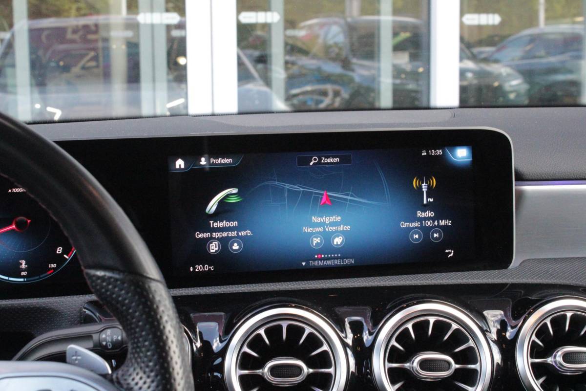 Mercedes-Benz A-Klasse Mercedes-Benz A-klasse 220 190PK AUTOMAAT BUSINESS SOLUTION AMG | PANORAMA SCHUIF/KANTEL DAK | SFEER VERLICHTING VOOR + ACHTER | STOEL VERWARMING OP BEIDE VOORSTOELEN | MULTIBEAM LED KOPLAMPEN | ACHTERUITRIJ CAMERA | APPLE CARPLAY/ANDROID AUTO | NAVIGATIE | CRUISE CONTROL | NIGHT PAKKET | VERKEERSLICHTEN WEERGAVE | 17″ LICHTMETALEN VELGEN AMG | HEMELBEKLEDING ZWART | MBUX MULTIMEDIA SYSTEEM | SPORTSTOELEN | PARKEERSENSOREN VOOR + ACHTER | DRAADLOZE TELEFOONLADER |