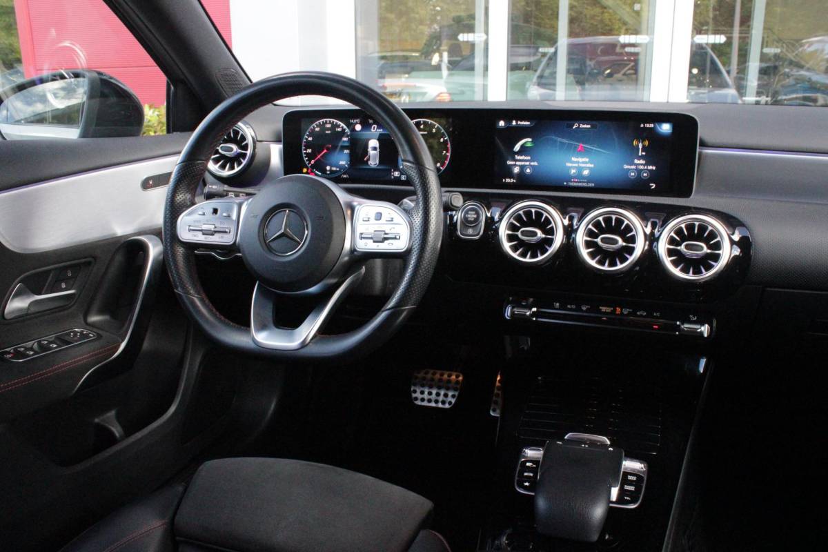 Mercedes-Benz A-Klasse Mercedes-Benz A-klasse 220 190PK AUTOMAAT BUSINESS SOLUTION AMG | PANORAMA SCHUIF/KANTEL DAK | SFEER VERLICHTING VOOR + ACHTER | STOEL VERWARMING OP BEIDE VOORSTOELEN | MULTIBEAM LED KOPLAMPEN | ACHTERUITRIJ CAMERA | APPLE CARPLAY/ANDROID AUTO | NAVIGATIE | CRUISE CONTROL | NIGHT PAKKET | VERKEERSLICHTEN WEERGAVE | 17″ LICHTMETALEN VELGEN AMG | HEMELBEKLEDING ZWART | MBUX MULTIMEDIA SYSTEEM | SPORTSTOELEN | PARKEERSENSOREN VOOR + ACHTER | DRAADLOZE TELEFOONLADER |