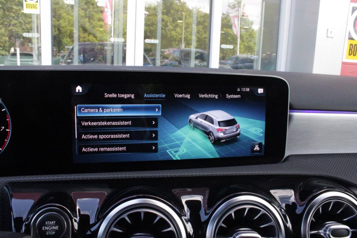 Mercedes-Benz A-Klasse Mercedes-Benz A-klasse 220 190PK AUTOMAAT BUSINESS SOLUTION AMG | PANORAMA SCHUIF/KANTEL DAK | SFEER VERLICHTING VOOR + ACHTER | STOEL VERWARMING OP BEIDE VOORSTOELEN | MULTIBEAM LED KOPLAMPEN | ACHTERUITRIJ CAMERA | APPLE CARPLAY/ANDROID AUTO | NAVIGATIE | CRUISE CONTROL | NIGHT PAKKET | VERKEERSLICHTEN WEERGAVE | 17″ LICHTMETALEN VELGEN AMG | HEMELBEKLEDING ZWART | MBUX MULTIMEDIA SYSTEEM | SPORTSTOELEN | PARKEERSENSOREN VOOR + ACHTER | DRAADLOZE TELEFOONLADER |