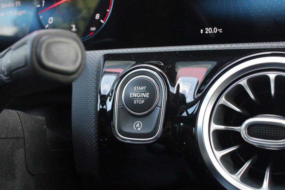 Mercedes-Benz A-Klasse Mercedes-Benz A-klasse 220 190PK AUTOMAAT BUSINESS SOLUTION AMG | PANORAMA SCHUIF/KANTEL DAK | SFEER VERLICHTING VOOR + ACHTER | STOEL VERWARMING OP BEIDE VOORSTOELEN | MULTIBEAM LED KOPLAMPEN | ACHTERUITRIJ CAMERA | APPLE CARPLAY/ANDROID AUTO | NAVIGATIE | CRUISE CONTROL | NIGHT PAKKET | VERKEERSLICHTEN WEERGAVE | 17″ LICHTMETALEN VELGEN AMG | HEMELBEKLEDING ZWART | MBUX MULTIMEDIA SYSTEEM | SPORTSTOELEN | PARKEERSENSOREN VOOR + ACHTER | DRAADLOZE TELEFOONLADER |