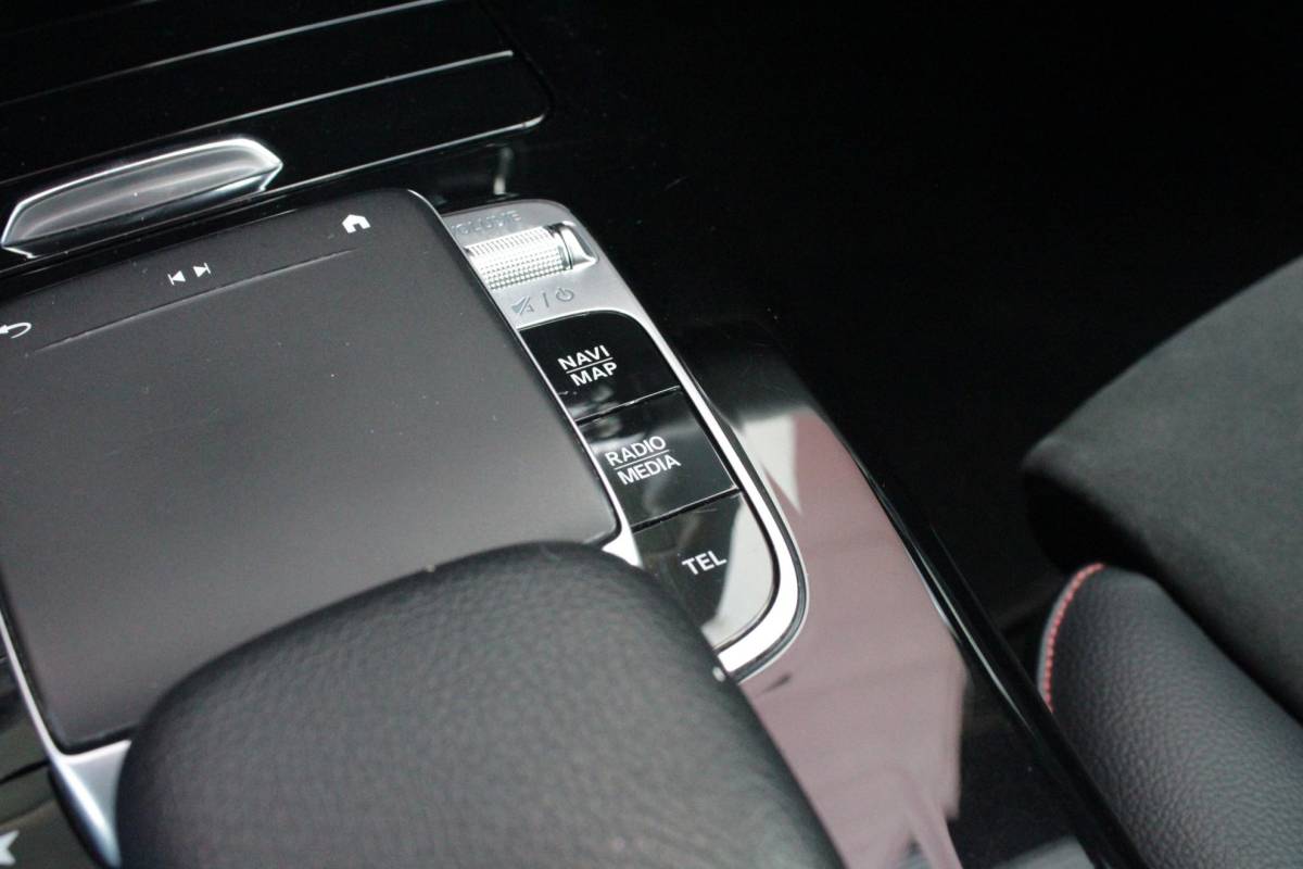 Mercedes-Benz A-Klasse Mercedes-Benz A-klasse 220 190PK AUTOMAAT BUSINESS SOLUTION AMG | PANORAMA SCHUIF/KANTEL DAK | SFEER VERLICHTING VOOR + ACHTER | STOEL VERWARMING OP BEIDE VOORSTOELEN | MULTIBEAM LED KOPLAMPEN | ACHTERUITRIJ CAMERA | APPLE CARPLAY/ANDROID AUTO | NAVIGATIE | CRUISE CONTROL | NIGHT PAKKET | VERKEERSLICHTEN WEERGAVE | 17″ LICHTMETALEN VELGEN AMG | HEMELBEKLEDING ZWART | MBUX MULTIMEDIA SYSTEEM | SPORTSTOELEN | PARKEERSENSOREN VOOR + ACHTER | DRAADLOZE TELEFOONLADER |