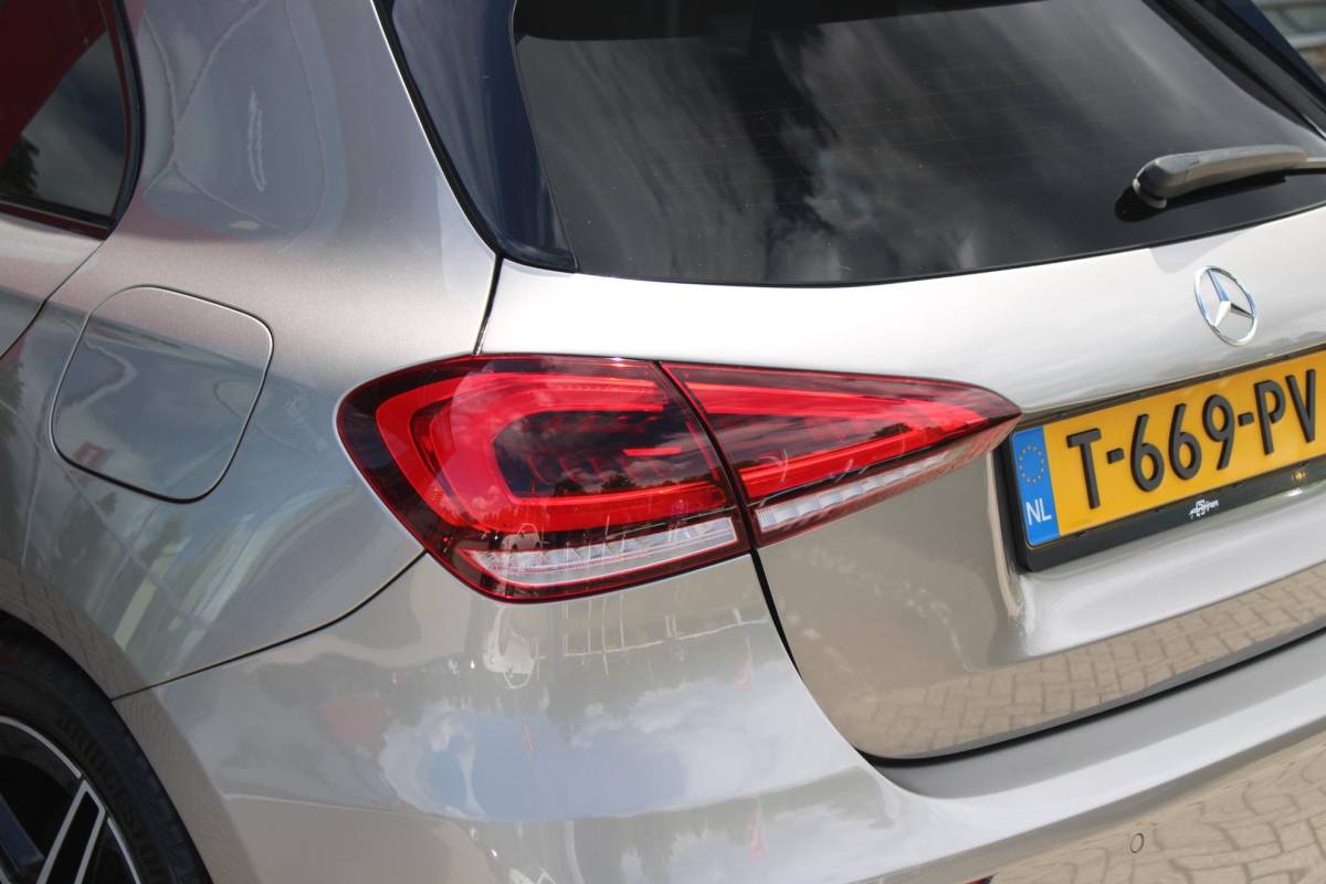 Mercedes-Benz A-Klasse Mercedes-Benz A-klasse 220 190PK AUTOMAAT BUSINESS SOLUTION AMG | PANORAMA SCHUIF/KANTEL DAK | SFEER VERLICHTING VOOR + ACHTER | STOEL VERWARMING OP BEIDE VOORSTOELEN | MULTIBEAM LED KOPLAMPEN | ACHTERUITRIJ CAMERA | APPLE CARPLAY/ANDROID AUTO | NAVIGATIE | CRUISE CONTROL | NIGHT PAKKET | VERKEERSLICHTEN WEERGAVE | 17″ LICHTMETALEN VELGEN AMG | HEMELBEKLEDING ZWART | MBUX MULTIMEDIA SYSTEEM | SPORTSTOELEN | PARKEERSENSOREN VOOR + ACHTER | DRAADLOZE TELEFOONLADER |