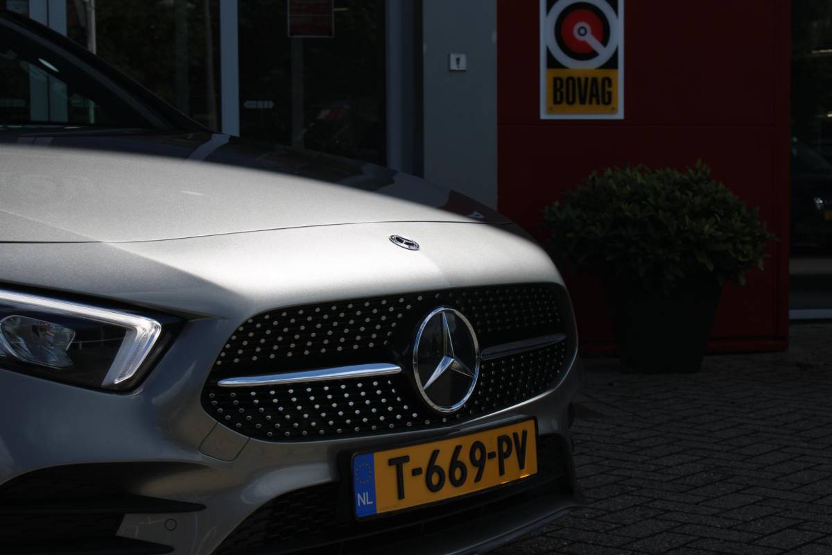 Mercedes-Benz A-Klasse Mercedes-Benz A-klasse 220 190PK AUTOMAAT BUSINESS SOLUTION AMG | PANORAMA SCHUIF/KANTEL DAK | SFEER VERLICHTING VOOR + ACHTER | STOEL VERWARMING OP BEIDE VOORSTOELEN | MULTIBEAM LED KOPLAMPEN | ACHTERUITRIJ CAMERA | APPLE CARPLAY/ANDROID AUTO | NAVIGATIE | CRUISE CONTROL | NIGHT PAKKET | VERKEERSLICHTEN WEERGAVE | 17″ LICHTMETALEN VELGEN AMG | HEMELBEKLEDING ZWART | MBUX MULTIMEDIA SYSTEEM | SPORTSTOELEN | PARKEERSENSOREN VOOR + ACHTER | DRAADLOZE TELEFOONLADER |