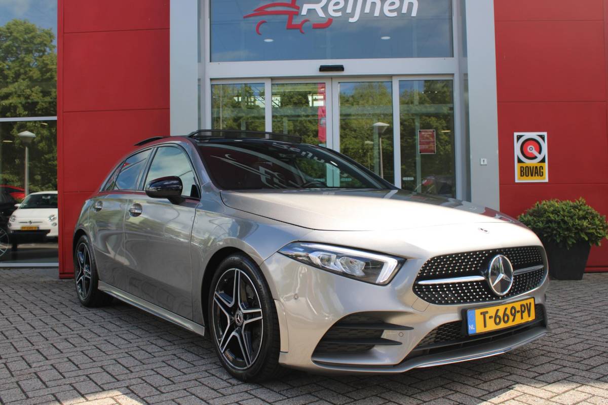 Mercedes-Benz A-Klasse Mercedes-Benz A-klasse 220 190PK AUTOMAAT BUSINESS SOLUTION AMG | PANORAMA SCHUIF/KANTEL DAK | SFEER VERLICHTING VOOR + ACHTER | STOEL VERWARMING OP BEIDE VOORSTOELEN | MULTIBEAM LED KOPLAMPEN | ACHTERUITRIJ CAMERA | APPLE CARPLAY/ANDROID AUTO | NAVIGATIE | CRUISE CONTROL | NIGHT PAKKET | VERKEERSLICHTEN WEERGAVE | 17″ LICHTMETALEN VELGEN AMG | HEMELBEKLEDING ZWART | MBUX MULTIMEDIA SYSTEEM | SPORTSTOELEN | PARKEERSENSOREN VOOR + ACHTER | DRAADLOZE TELEFOONLADER |