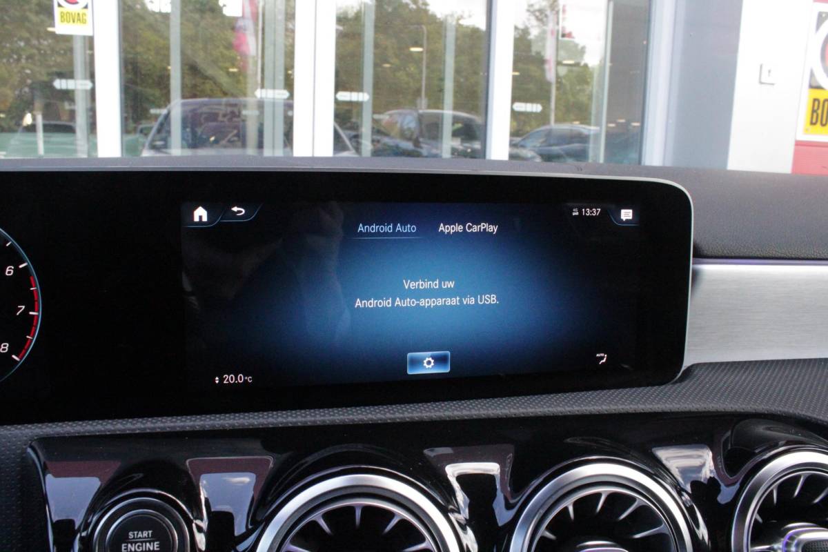 Mercedes-Benz A-Klasse Mercedes-Benz A-klasse 220 190PK AUTOMAAT BUSINESS SOLUTION AMG | PANORAMA SCHUIF/KANTEL DAK | SFEER VERLICHTING VOOR + ACHTER | STOEL VERWARMING OP BEIDE VOORSTOELEN | MULTIBEAM LED KOPLAMPEN | ACHTERUITRIJ CAMERA | APPLE CARPLAY/ANDROID AUTO | NAVIGATIE | CRUISE CONTROL | NIGHT PAKKET | VERKEERSLICHTEN WEERGAVE | 17″ LICHTMETALEN VELGEN AMG | HEMELBEKLEDING ZWART | MBUX MULTIMEDIA SYSTEEM | SPORTSTOELEN | PARKEERSENSOREN VOOR + ACHTER | DRAADLOZE TELEFOONLADER |