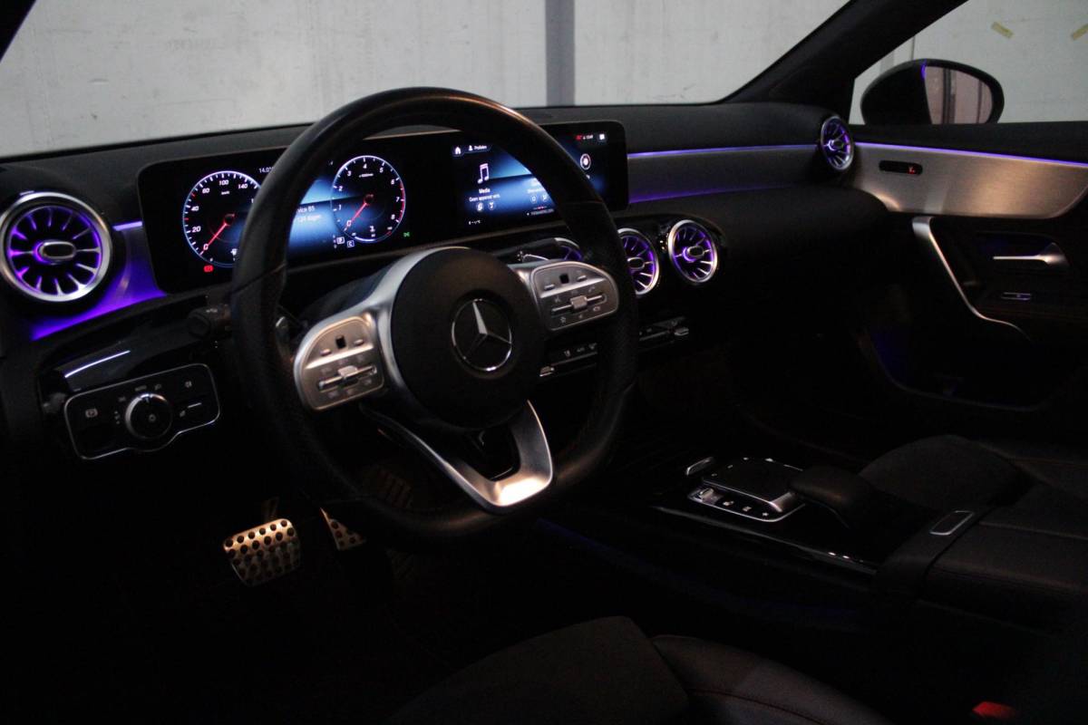 Mercedes-Benz A-Klasse Mercedes-Benz A-klasse 220 190PK AUTOMAAT BUSINESS SOLUTION AMG | PANORAMA SCHUIF/KANTEL DAK | SFEER VERLICHTING VOOR + ACHTER | STOEL VERWARMING OP BEIDE VOORSTOELEN | MULTIBEAM LED KOPLAMPEN | ACHTERUITRIJ CAMERA | APPLE CARPLAY/ANDROID AUTO | NAVIGATIE | CRUISE CONTROL | NIGHT PAKKET | VERKEERSLICHTEN WEERGAVE | 17″ LICHTMETALEN VELGEN AMG | HEMELBEKLEDING ZWART | MBUX MULTIMEDIA SYSTEEM | SPORTSTOELEN | PARKEERSENSOREN VOOR + ACHTER | DRAADLOZE TELEFOONLADER |