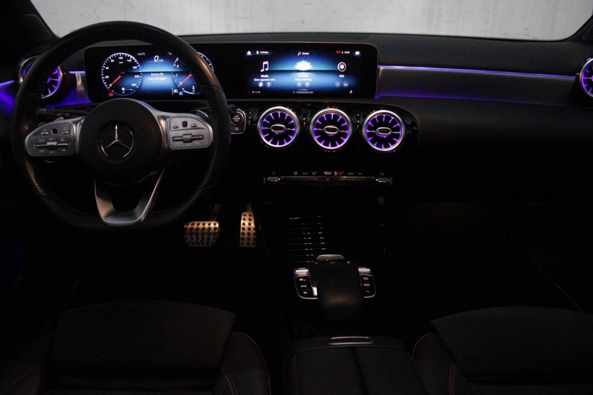 Mercedes-Benz A-Klasse Mercedes-Benz A-klasse 220 190PK AUTOMAAT BUSINESS SOLUTION AMG | PANORAMA SCHUIF/KANTEL DAK | SFEER VERLICHTING VOOR + ACHTER | STOEL VERWARMING OP BEIDE VOORSTOELEN | MULTIBEAM LED KOPLAMPEN | ACHTERUITRIJ CAMERA | APPLE CARPLAY/ANDROID AUTO | NAVIGATIE | CRUISE CONTROL | NIGHT PAKKET | VERKEERSLICHTEN WEERGAVE | 17″ LICHTMETALEN VELGEN AMG | HEMELBEKLEDING ZWART | MBUX MULTIMEDIA SYSTEEM | SPORTSTOELEN | PARKEERSENSOREN VOOR + ACHTER | DRAADLOZE TELEFOONLADER |
