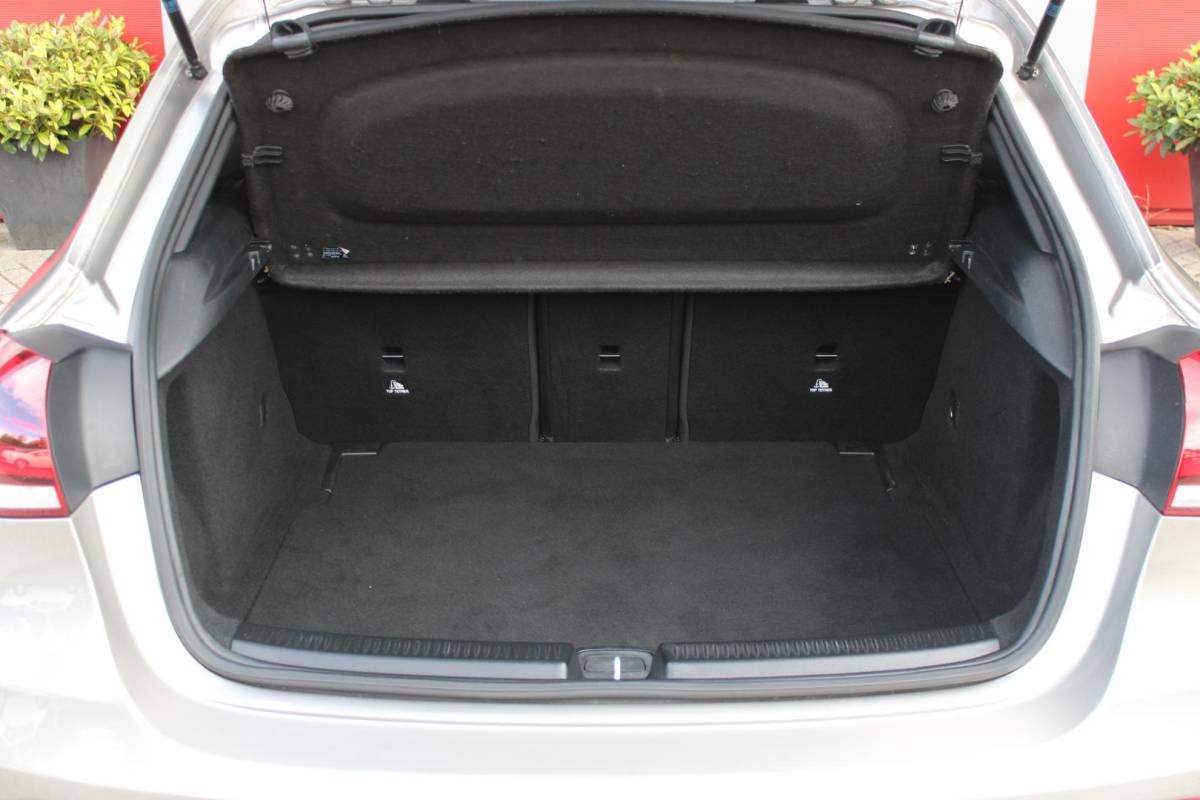 Mercedes-Benz A-Klasse Mercedes-Benz A-klasse 220 190PK AUTOMAAT BUSINESS SOLUTION AMG | PANORAMA SCHUIF/KANTEL DAK | SFEER VERLICHTING VOOR + ACHTER | STOEL VERWARMING OP BEIDE VOORSTOELEN | MULTIBEAM LED KOPLAMPEN | ACHTERUITRIJ CAMERA | APPLE CARPLAY/ANDROID AUTO | NAVIGATIE | CRUISE CONTROL | NIGHT PAKKET | VERKEERSLICHTEN WEERGAVE | 17″ LICHTMETALEN VELGEN AMG | HEMELBEKLEDING ZWART | MBUX MULTIMEDIA SYSTEEM | SPORTSTOELEN | PARKEERSENSOREN VOOR + ACHTER | DRAADLOZE TELEFOONLADER |