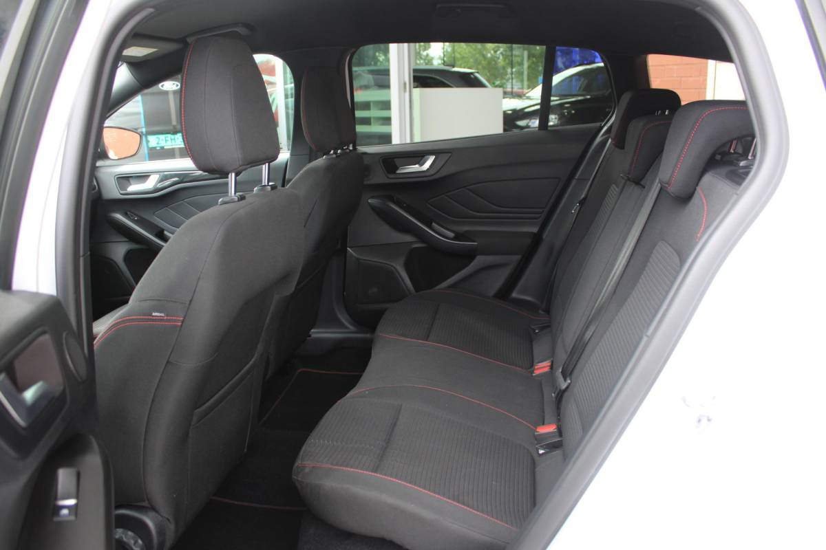 Ford Focus Ford Focus Wagon 1.0 EcoBoost Hybrid ST Line X | Automaat | Winterpack | Driver Assistance Pack | Privacy Glass | Camera