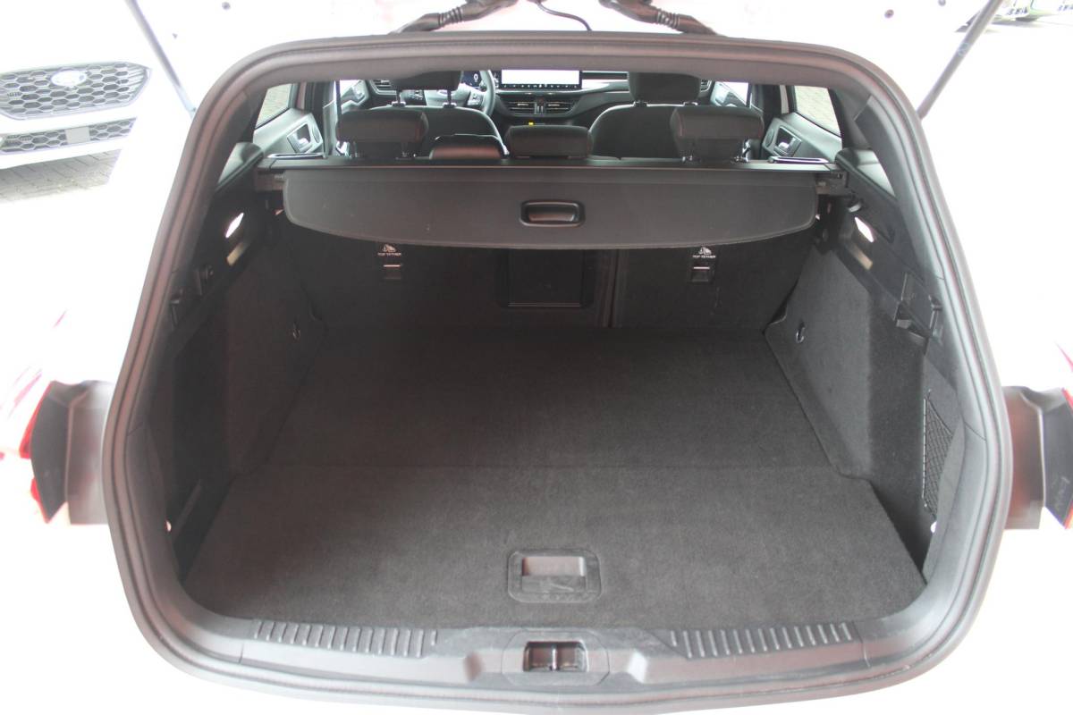 Ford Focus Ford Focus Wagon 1.0 EcoBoost Hybrid ST Line X | Automaat | Winterpack | Driver Assistance Pack | Privacy Glass | Camera