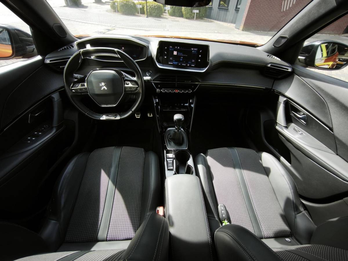 Peugeot 2008 Peugeot 2008 1.2 PureTech GT-Line Led Navi-Carplay Stoelverwarming 3D-Cockpit Trekhaak