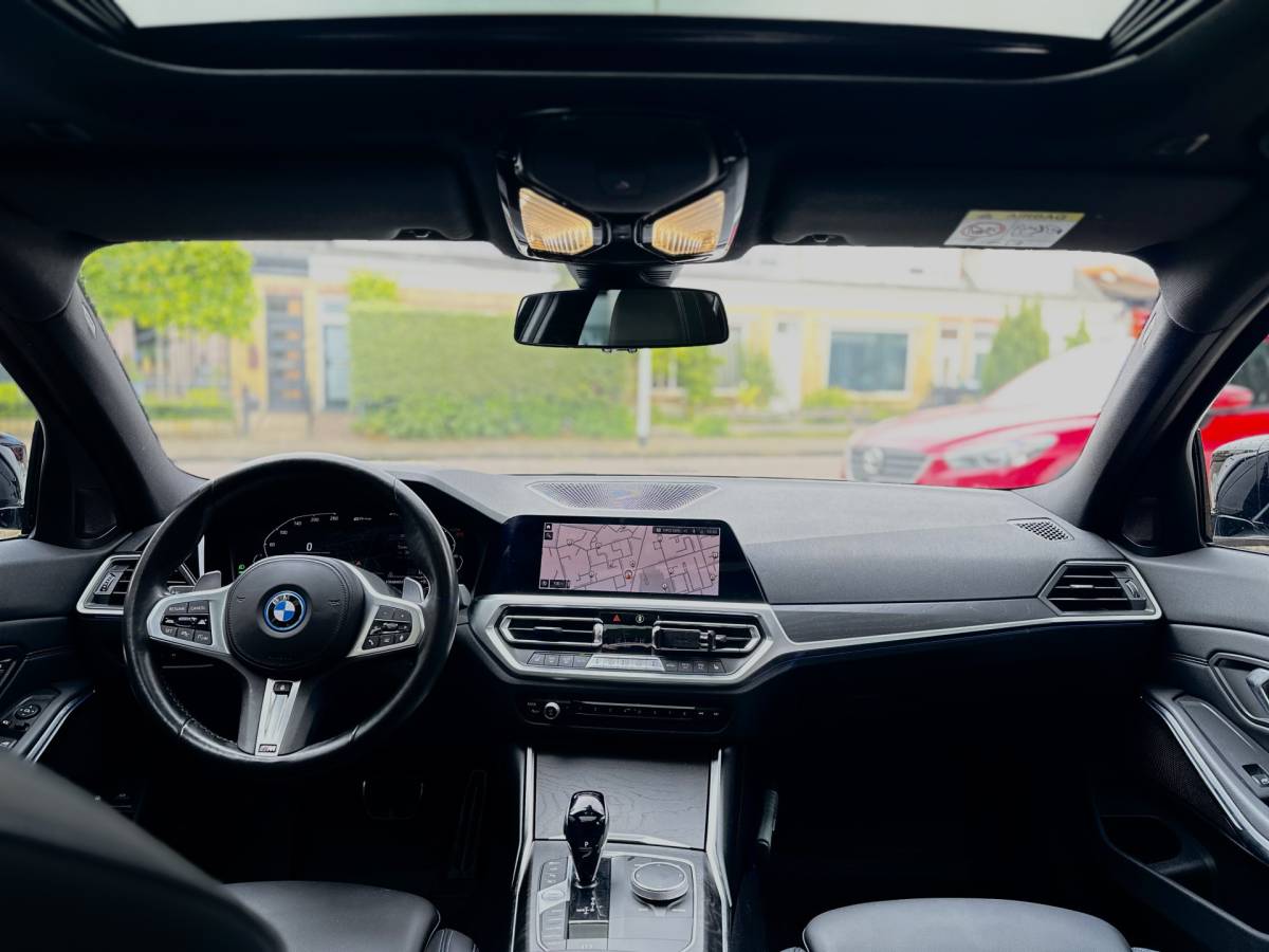 BMW 3 Serie BMW 3-serie Touring 330e xDrive Business Edition Plus 50 jahre  / Pano /  HUD / ECC  / 360 Camera