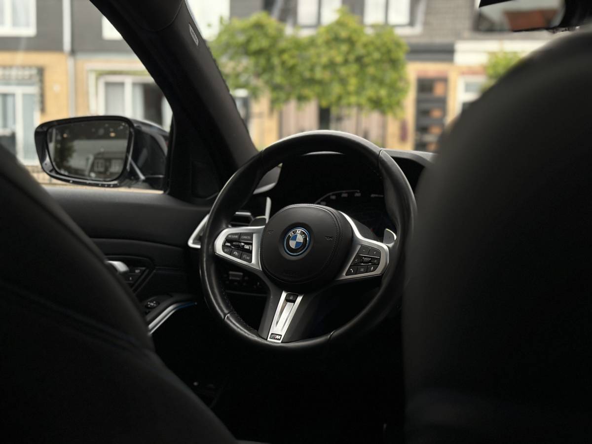 BMW 3 Serie BMW 3-serie Touring 330e xDrive Business Edition Plus 50 jahre  / Pano /  HUD / ECC  / 360 Camera