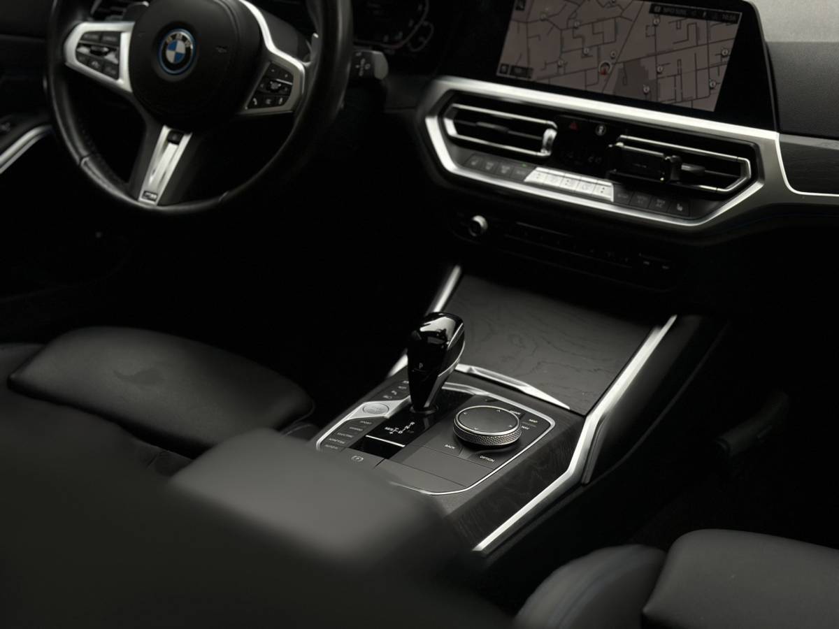 BMW 3 Serie BMW 3-serie Touring 330e xDrive Business Edition Plus 50 jahre  / Pano /  HUD / ECC  / 360 Camera