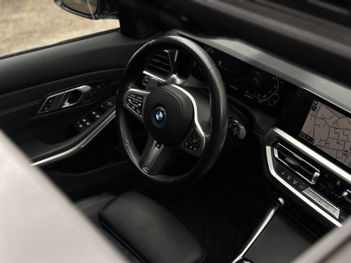 BMW 3 Serie BMW 3-serie Touring 330e xDrive Business Edition Plus 50 jahre  / Pano /  HUD / ECC  / 360 Camera