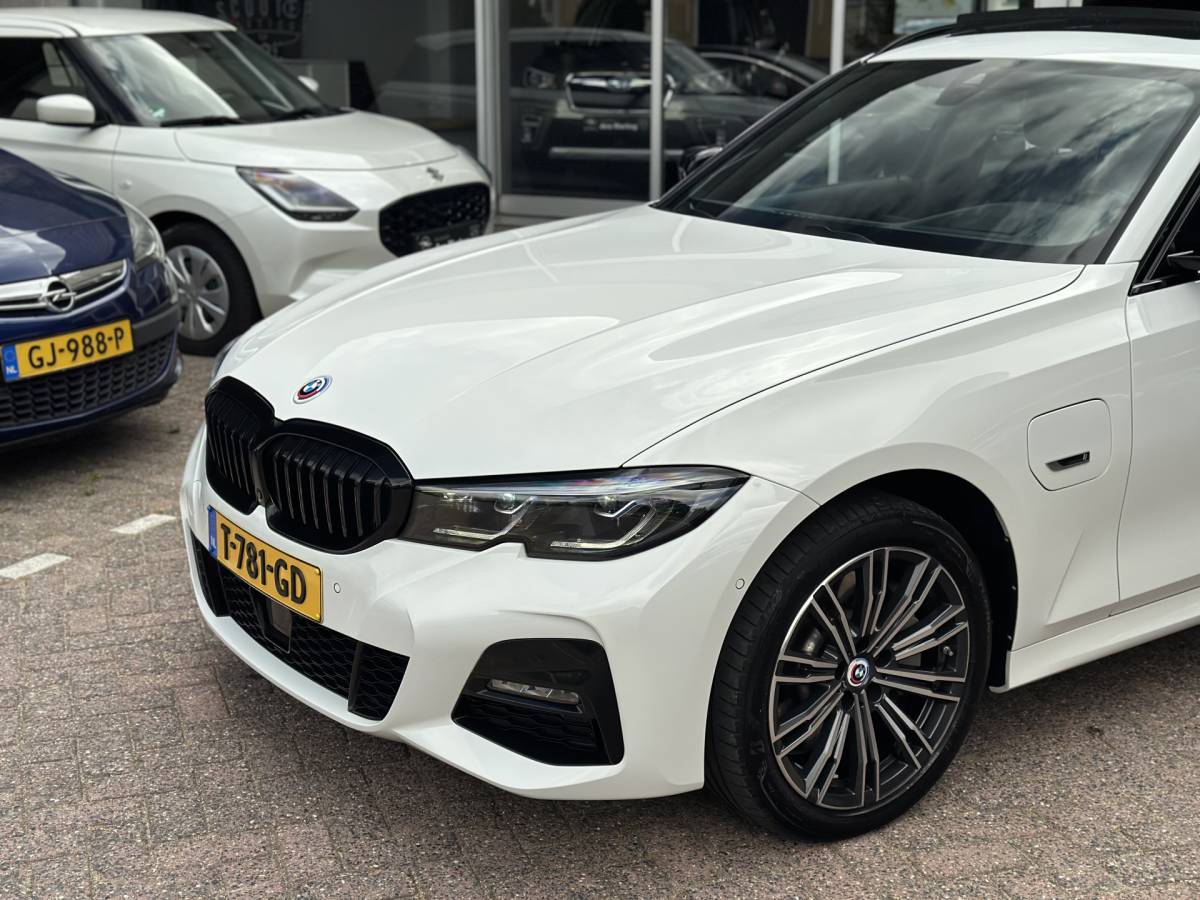 BMW 3 Serie BMW 3-serie Touring 330e xDrive Business Edition Plus 50 jahre  / Pano /  HUD / ECC  / 360 Camera