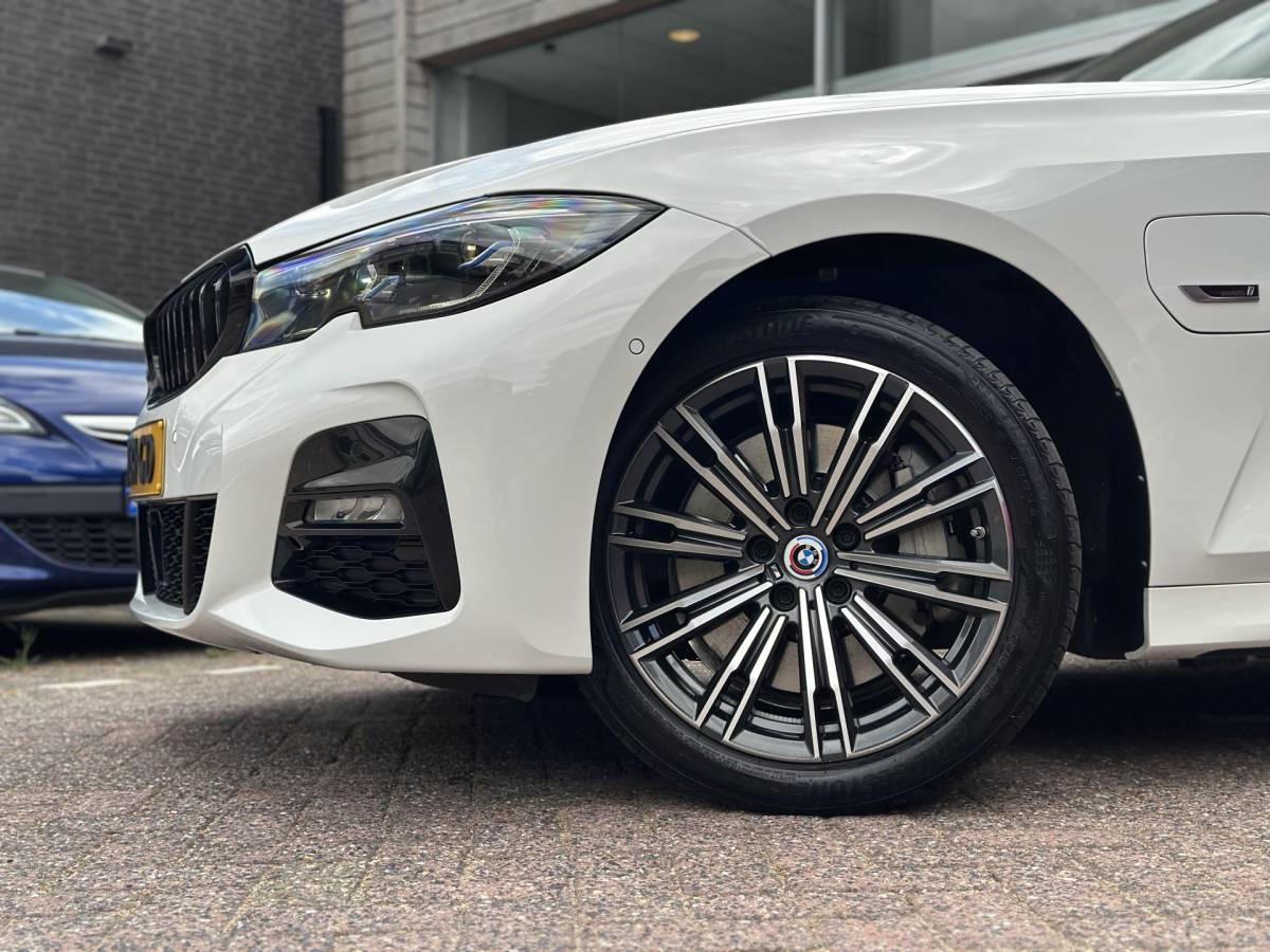 BMW 3 Serie BMW 3-serie Touring 330e xDrive Business Edition Plus 50 jahre  / Pano /  HUD / ECC  / 360 Camera