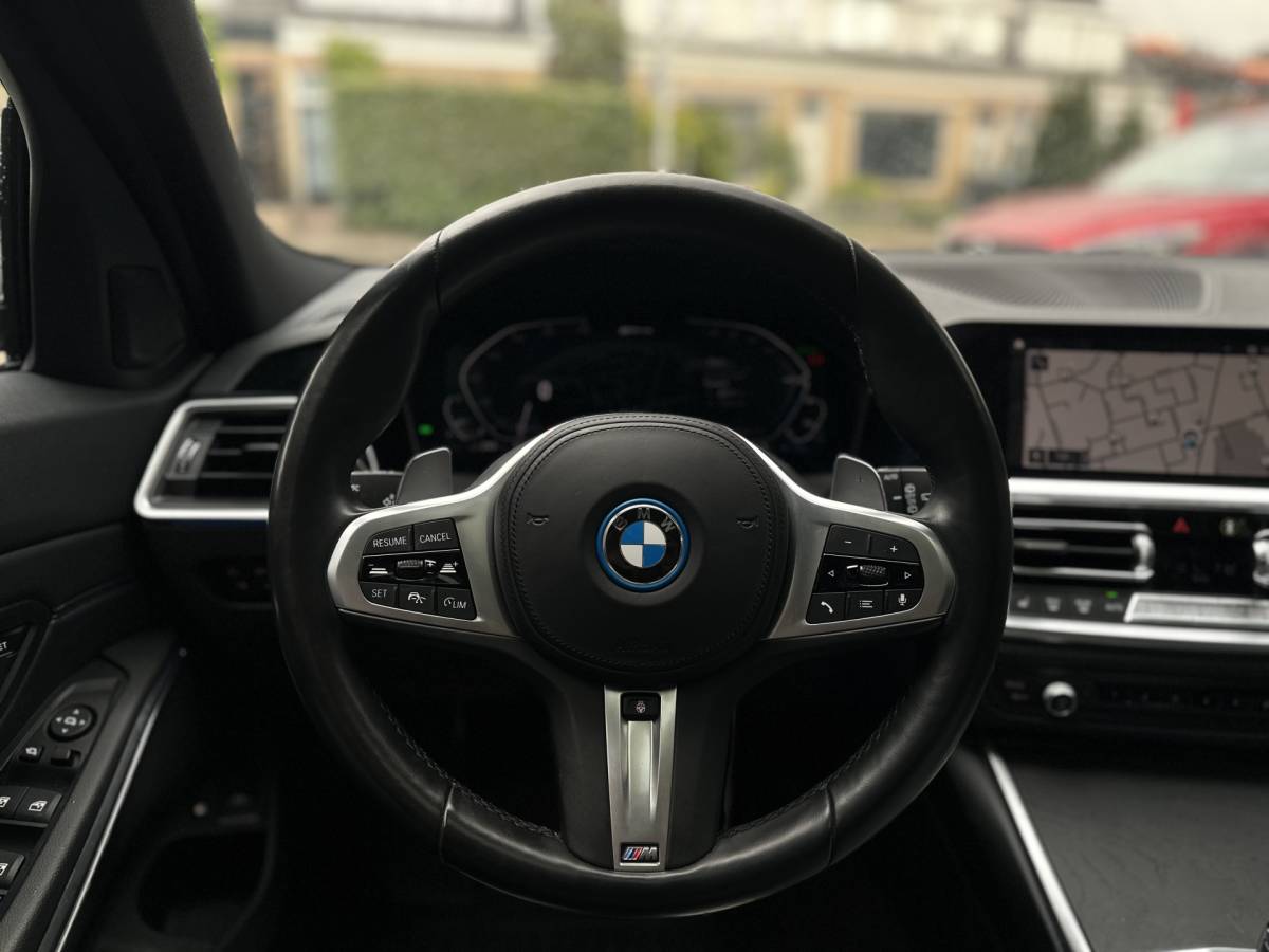 BMW 3 Serie BMW 3-serie Touring 330e xDrive Business Edition Plus 50 jahre  / Pano /  HUD / ECC  / 360 Camera