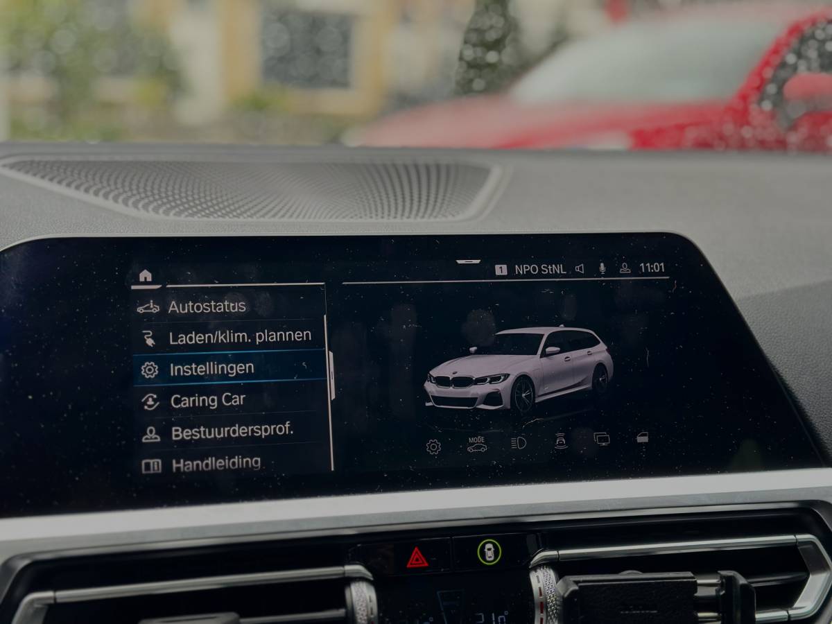 BMW 3 Serie BMW 3-serie Touring 330e xDrive Business Edition Plus 50 jahre  / Pano /  HUD / ECC  / 360 Camera