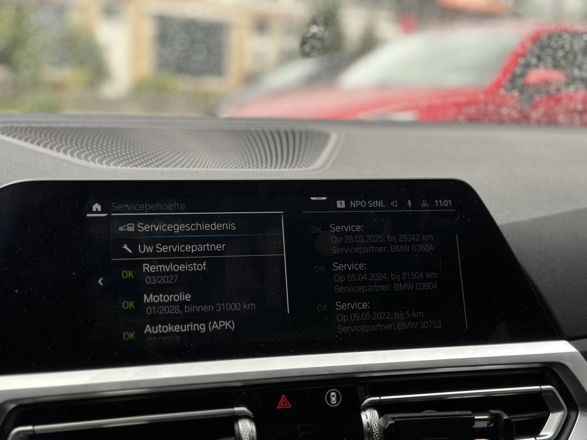 BMW 3 Serie BMW 3-serie Touring 330e xDrive Business Edition Plus 50 jahre  / Pano /  HUD / ECC  / 360 Camera
