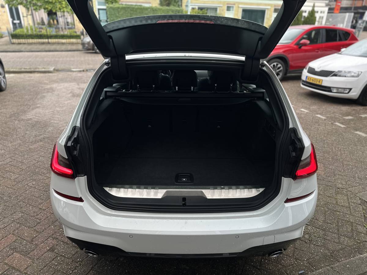 BMW 3 Serie BMW 3-serie Touring 330e xDrive Business Edition Plus 50 jahre  / Pano /  HUD / ECC  / 360 Camera