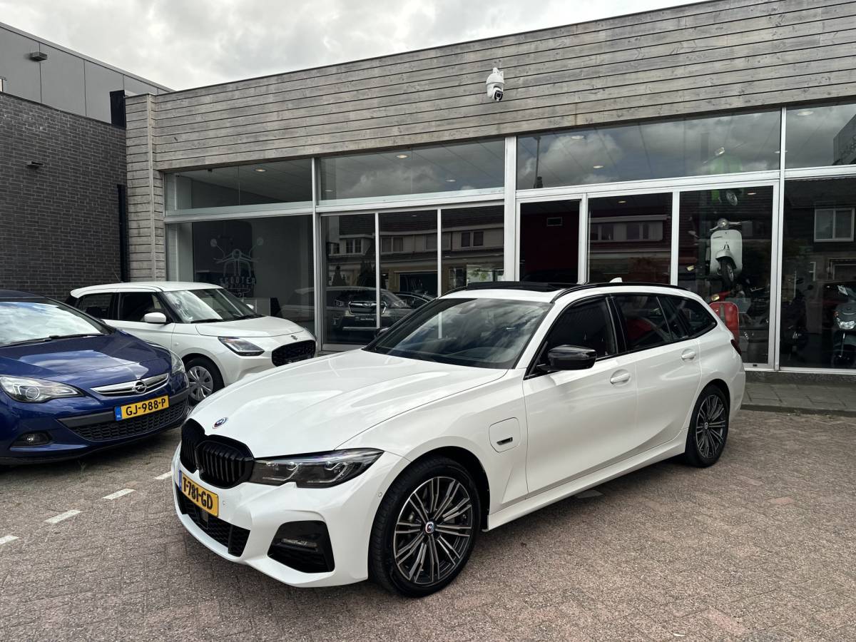 BMW 3 Serie BMW 3-serie Touring 330e xDrive Business Edition Plus 50 jahre  / Pano /  HUD / ECC  / 360 Camera