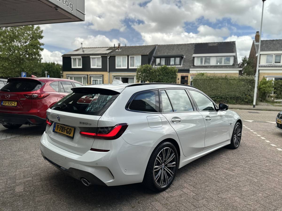 BMW 3 Serie BMW 3-serie Touring 330e xDrive Business Edition Plus 50 jahre  / Pano /  HUD / ECC  / 360 Camera