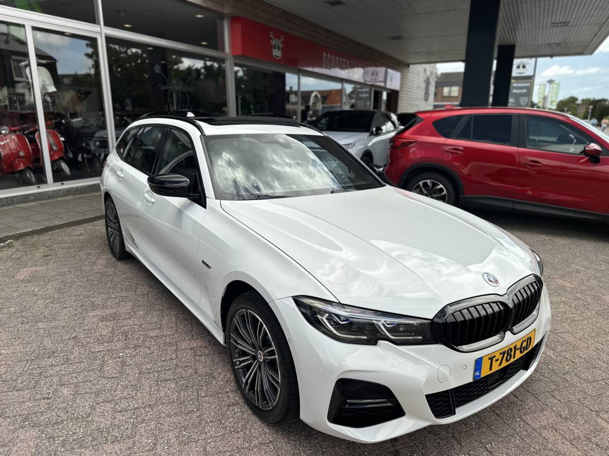 BMW 3 Serie BMW 3-serie Touring 330e xDrive Business Edition Plus 50 jahre  / Pano /  HUD / ECC  / 360 Camera