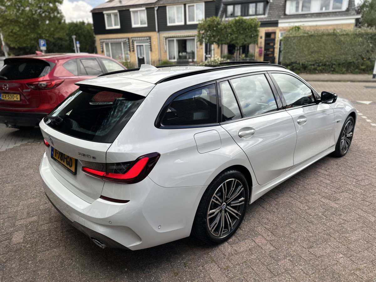 BMW 3 Serie BMW 3-serie Touring 330e xDrive Business Edition Plus 50 jahre  / Pano /  HUD / ECC  / 360 Camera