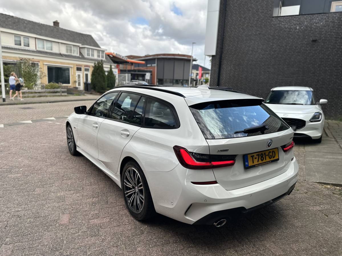 BMW 3 Serie BMW 3-serie Touring 330e xDrive Business Edition Plus 50 jahre  / Pano /  HUD / ECC  / 360 Camera