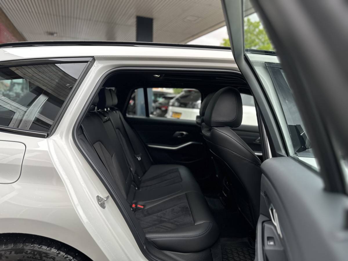 BMW 3 Serie BMW 3-serie Touring 330e xDrive Business Edition Plus 50 jahre  / Pano /  HUD / ECC  / 360 Camera