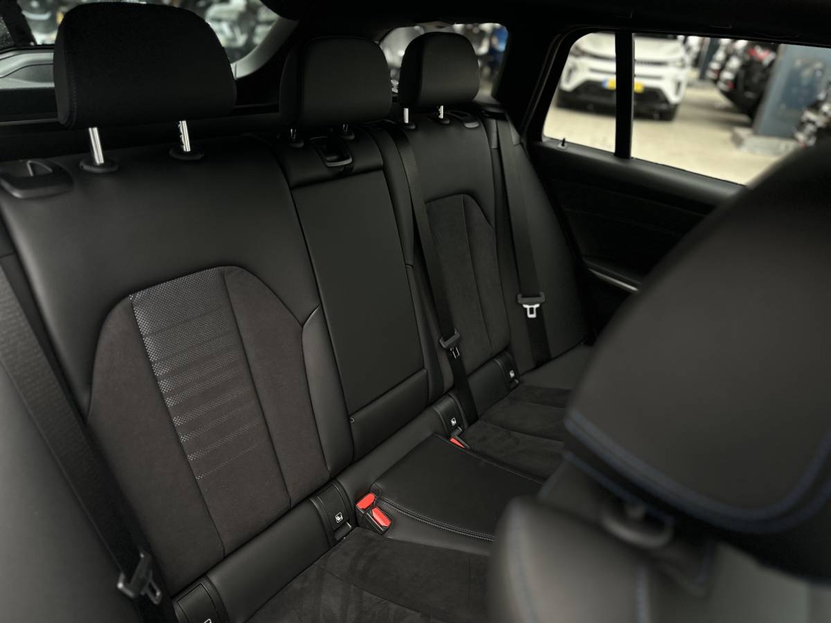 BMW 3 Serie BMW 3-serie Touring 330e xDrive Business Edition Plus 50 jahre  / Pano /  HUD / ECC  / 360 Camera