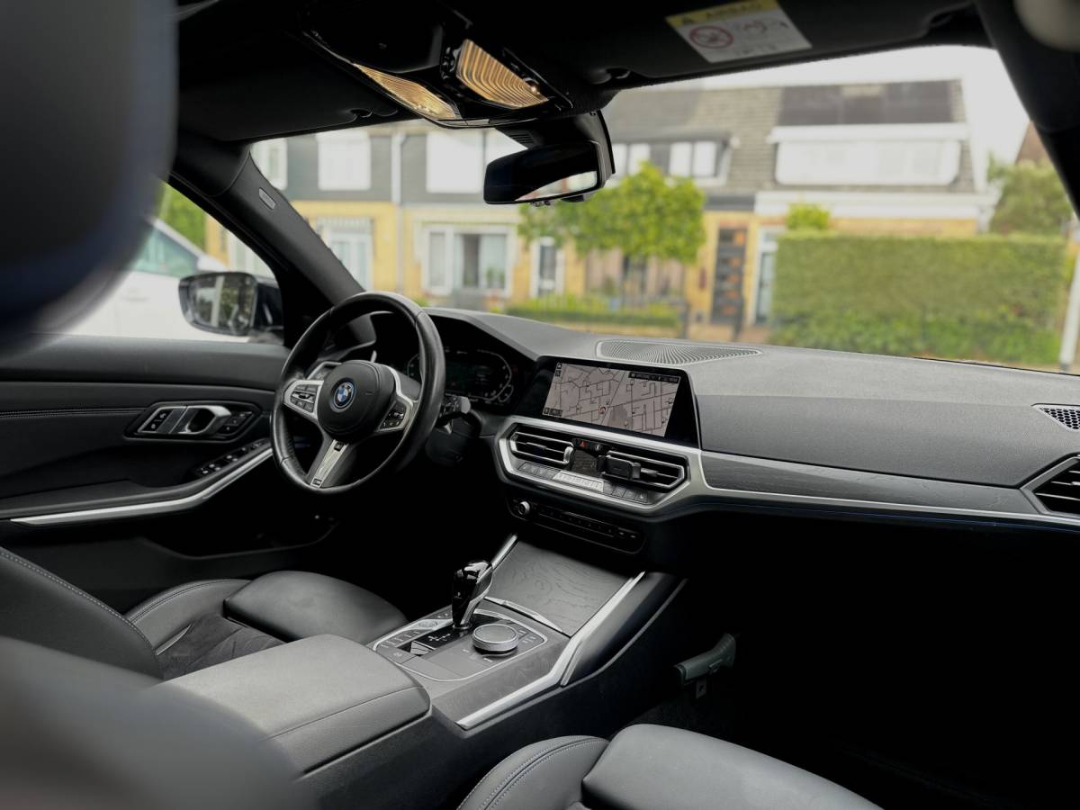 BMW 3 Serie BMW 3-serie Touring 330e xDrive Business Edition Plus 50 jahre  / Pano /  HUD / ECC  / 360 Camera