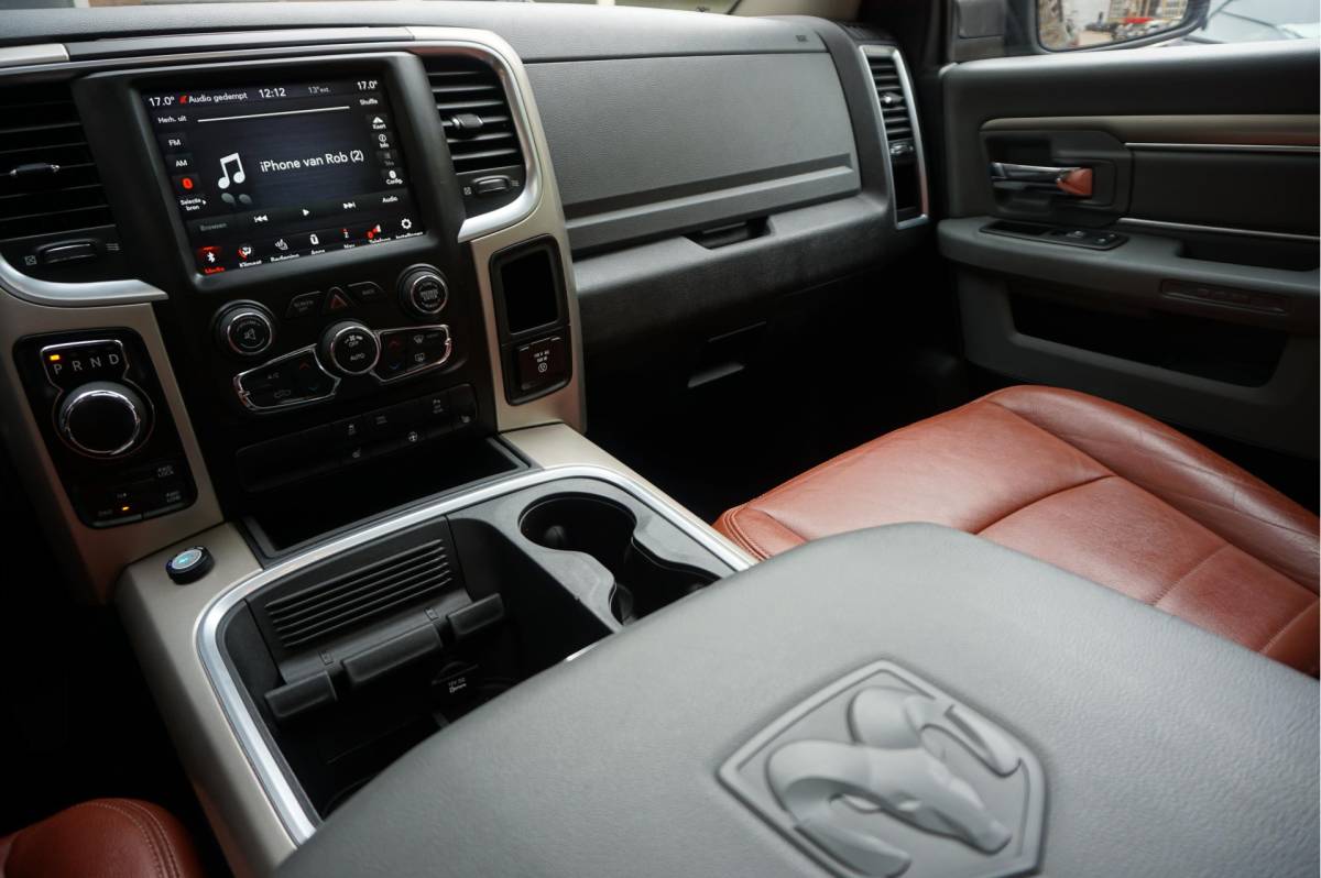 Dodge Ram 1500 Dodge Ram 1500 5.7 V8 HEMI 4WD | BLACK OPTIC | Classic | 300L LPG | APPLE CARPLAY | Stoel- stuurverwarming | Navigatie | Pano-dak |
