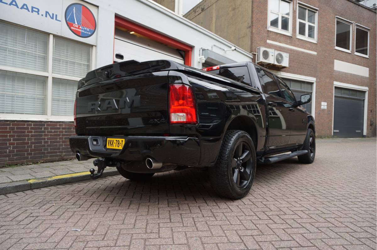 Dodge Ram 1500 Dodge Ram 1500 5.7 V8 HEMI 4WD | BLACK OPTIC | Classic | 300L LPG | APPLE CARPLAY | Stoel- stuurverwarming | Navigatie | Pano-dak |