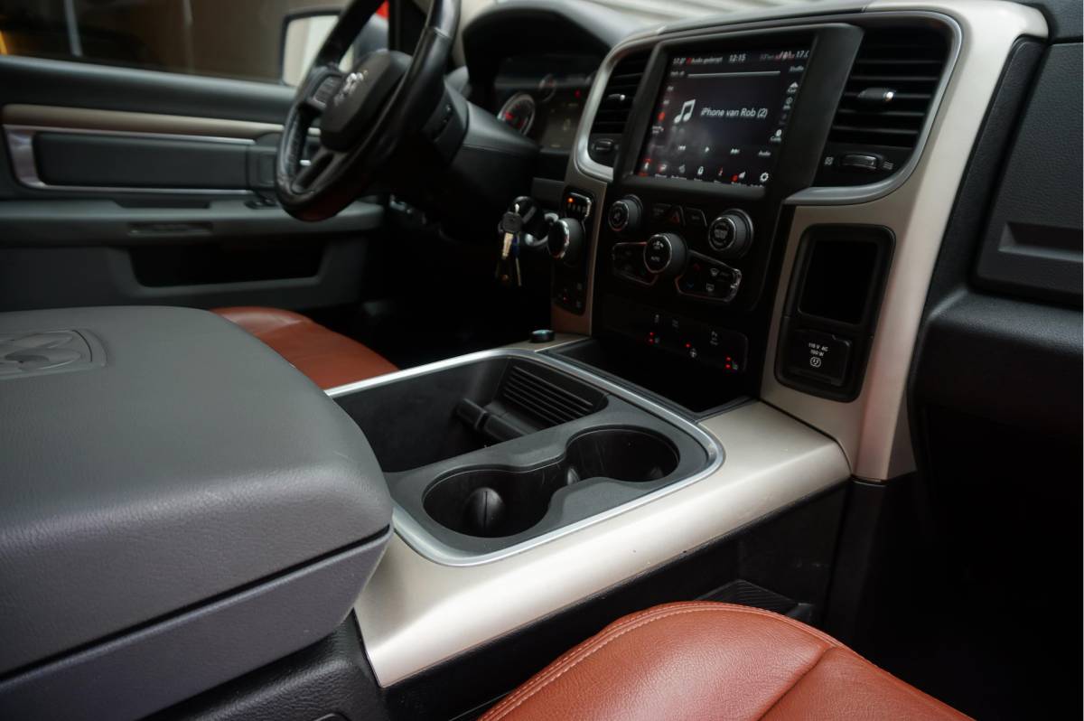 Dodge Ram 1500 Dodge Ram 1500 5.7 V8 HEMI 4WD | BLACK OPTIC | Classic | 300L LPG | APPLE CARPLAY | Stoel- stuurverwarming | Navigatie | Pano-dak |