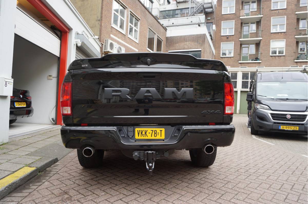 Dodge Ram 1500 Dodge Ram 1500 5.7 V8 HEMI 4WD | BLACK OPTIC | Classic | 300L LPG | APPLE CARPLAY | Stoel- stuurverwarming | Navigatie | Pano-dak |