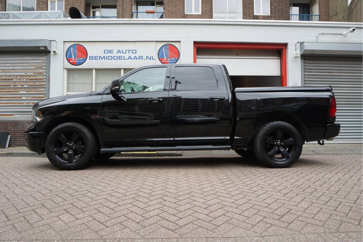 Dodge Ram 1500 Dodge Ram 1500 5.7 V8 HEMI 4WD | BLACK OPTIC | Classic | 300L LPG | APPLE CARPLAY | Stoel- stuurverwarming | Navigatie | Pano-dak |
