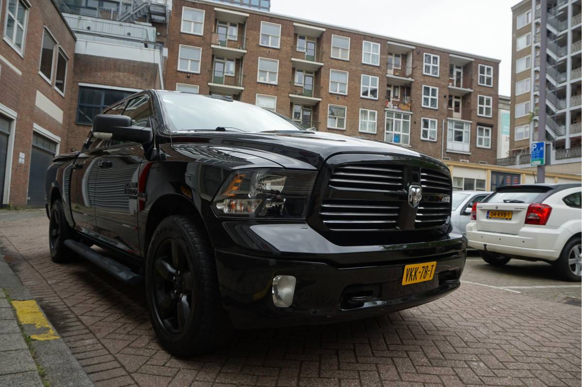 Dodge Ram 1500 Dodge Ram 1500 5.7 V8 HEMI 4WD | BLACK OPTIC | Classic | 300L LPG | APPLE CARPLAY | Stoel- stuurverwarming | Navigatie | Pano-dak |