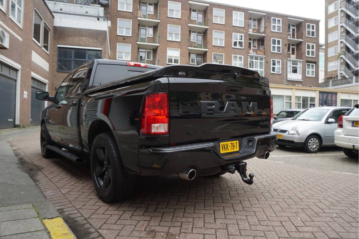 Dodge Ram 1500 Dodge Ram 1500 5.7 V8 HEMI 4WD | BLACK OPTIC | Classic | 300L LPG | APPLE CARPLAY | Stoel- stuurverwarming | Navigatie | Pano-dak |