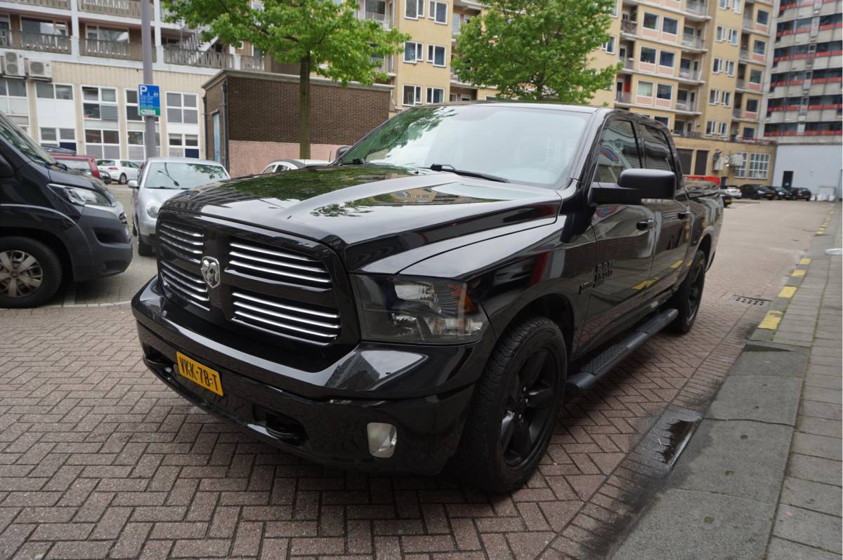 Dodge Ram 1500 Dodge Ram 1500 5.7 V8 HEMI 4WD | BLACK OPTIC | Classic | 300L LPG | APPLE CARPLAY | Stoel- stuurverwarming | Navigatie | Pano-dak |