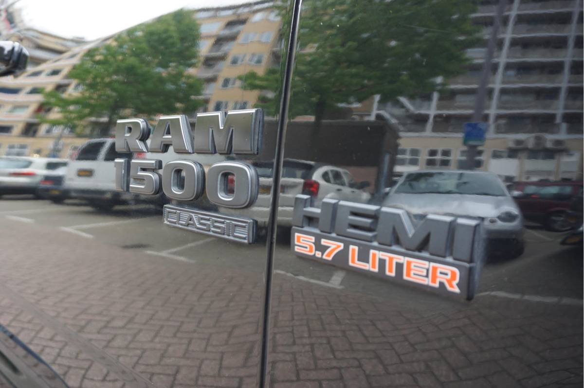 Dodge Ram 1500 Dodge Ram 1500 5.7 V8 HEMI 4WD | BLACK OPTIC | Classic | 300L LPG | APPLE CARPLAY | Stoel- stuurverwarming | Navigatie | Pano-dak |