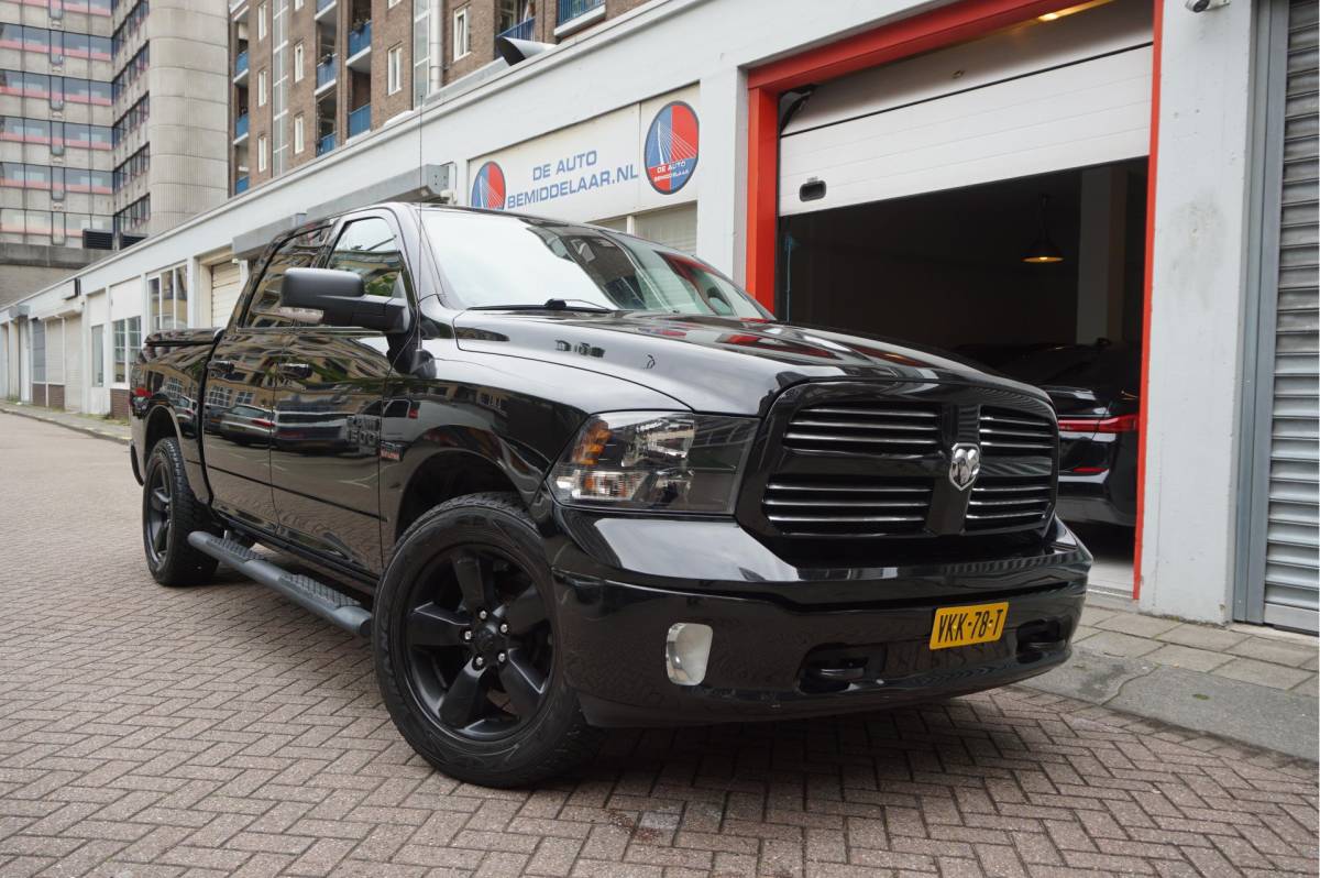 Dodge Ram 1500 Dodge Ram 1500 5.7 V8 HEMI 4WD | BLACK OPTIC | Classic | 300L LPG | APPLE CARPLAY | Stoel- stuurverwarming | Navigatie | Pano-dak |