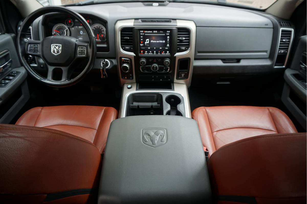Dodge Ram 1500 Dodge Ram 1500 5.7 V8 HEMI 4WD | BLACK OPTIC | Classic | 300L LPG | APPLE CARPLAY | Stoel- stuurverwarming | Navigatie | Pano-dak |