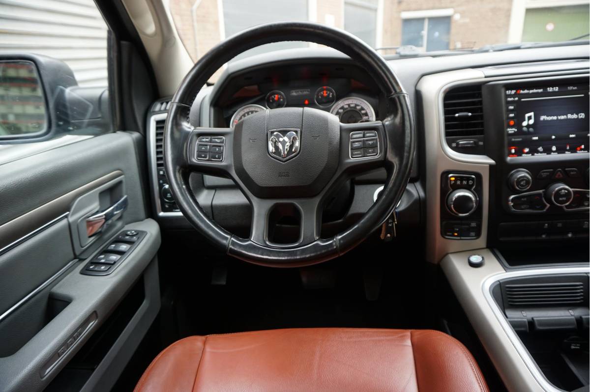 Dodge Ram 1500 Dodge Ram 1500 5.7 V8 HEMI 4WD | BLACK OPTIC | Classic | 300L LPG | APPLE CARPLAY | Stoel- stuurverwarming | Navigatie | Pano-dak |
